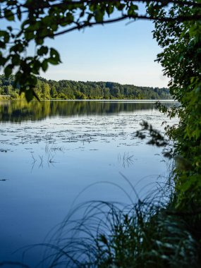 Göldeki bulutların yansıması