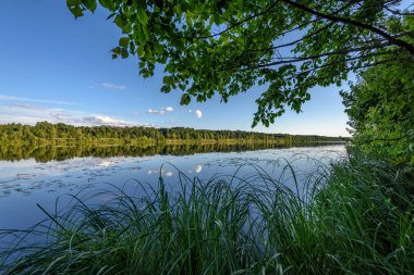 Göldeki bulutların yansıması