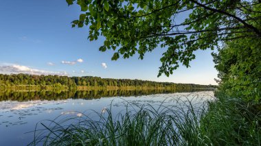 Göldeki bulutların yansıması