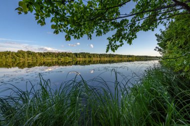 Göldeki bulutların yansıması