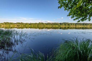 Göldeki bulutların yansıması