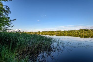 Göldeki bulutların yansıması