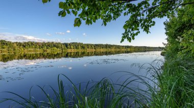 Göldeki bulutların yansıması