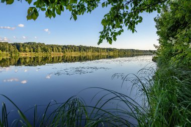 Göldeki bulutların yansıması