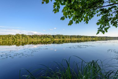 Göldeki bulutların yansıması