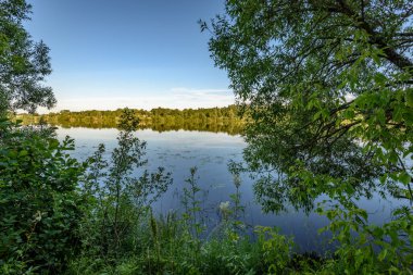 Göldeki bulutların yansıması