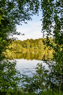 Göldeki bulutların yansıması