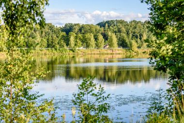 Göldeki bulutların yansıması