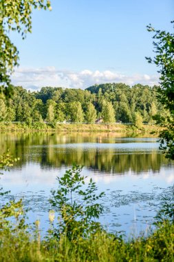 Göldeki bulutların yansıması