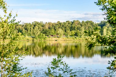 Göldeki bulutların yansıması