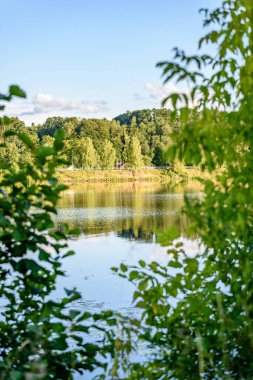 Göldeki bulutların yansıması