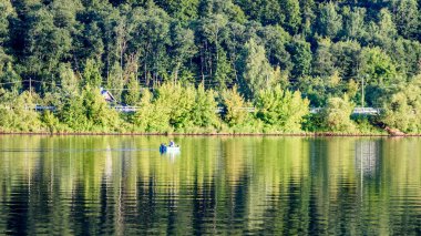 Göldeki bulutların yansıması