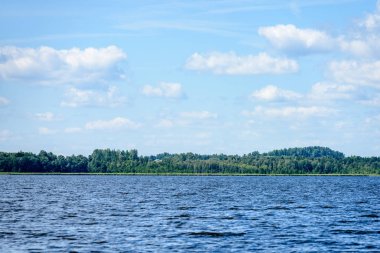 Gölün su çim ile bulutlu gün