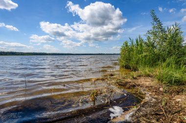 Göldeki bulutların yansıması