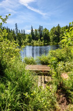 Göldeki bulutların yansıması