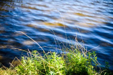 Göldeki bulutların yansıması