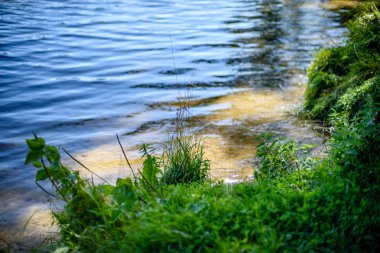 Göldeki bulutların yansıması