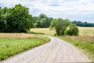romantik çakıl yol ülkede mavi gökyüzü altında
