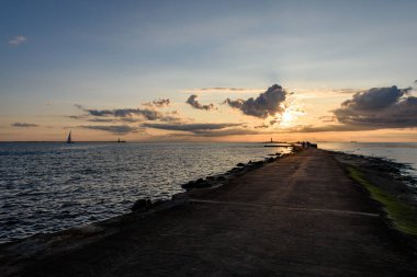 Sunset bulvarında dalgakıran deniz lightho ile zevk insanlar