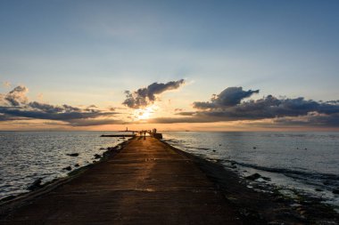 Sunset bulvarında dalgakıran deniz lightho ile zevk insanlar