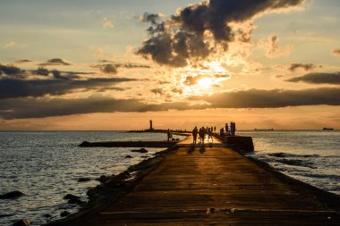 Sunset bulvarında dalgakıran deniz lightho ile zevk insanlar