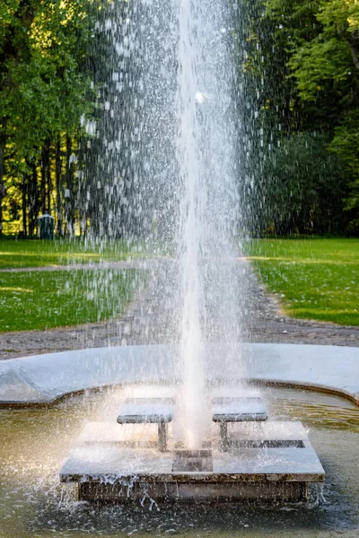 Water fountain in park. Splashing streams of fountain in Water s — Stock Photo, Image