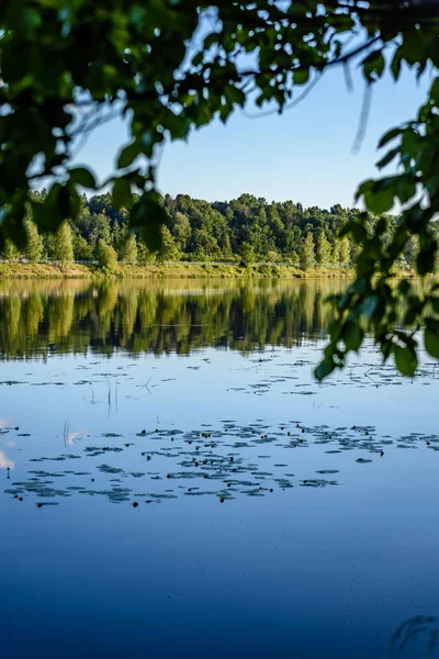 Göldeki bulutların yansıması