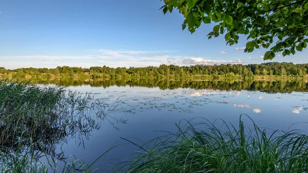 Göldeki bulutların yansıması