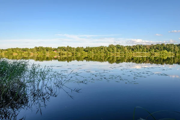 Göldeki bulutların yansıması