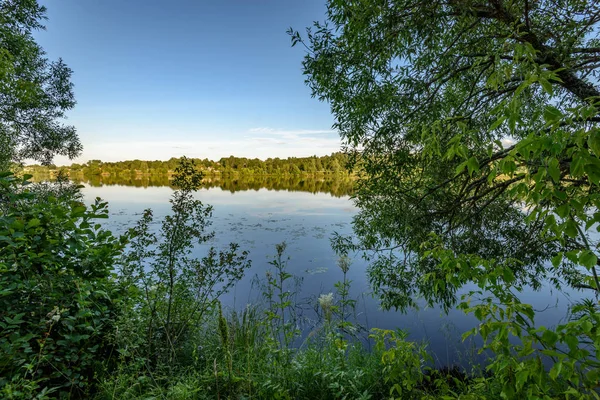 Göldeki bulutların yansıması