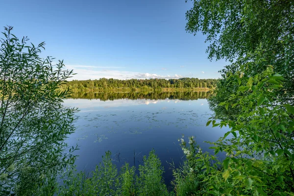 Reflexion der Wolken im See — Stockfoto