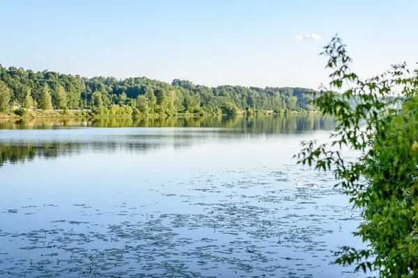 Göldeki bulutların yansıması