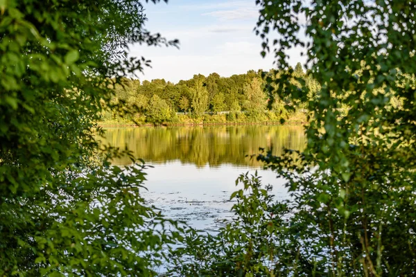 Göldeki bulutların yansıması