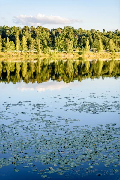 Reflejo de nubes en el lago — Foto de Stock