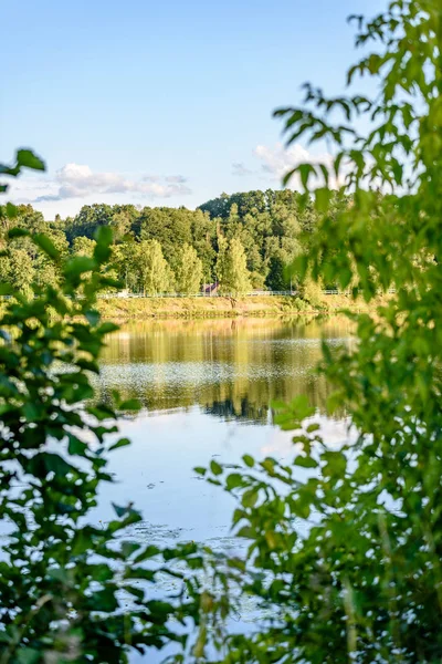 Göldeki bulutların yansıması