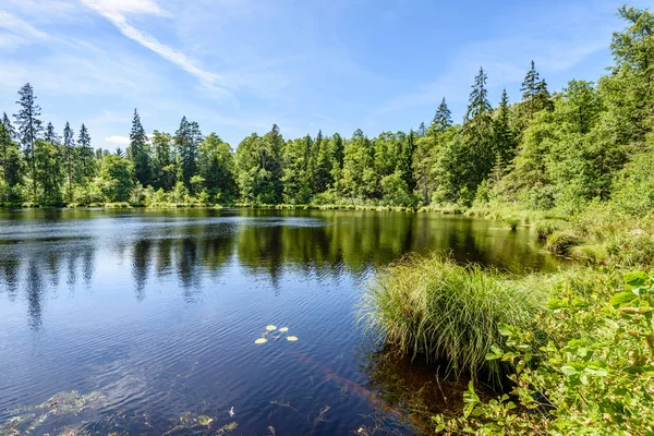 Spegling av moln i sjön — Stockfoto