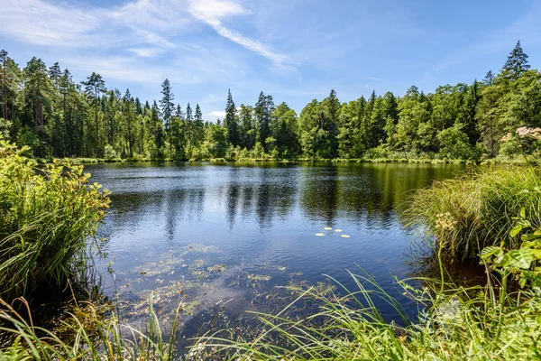 Göldeki bulutların yansıması