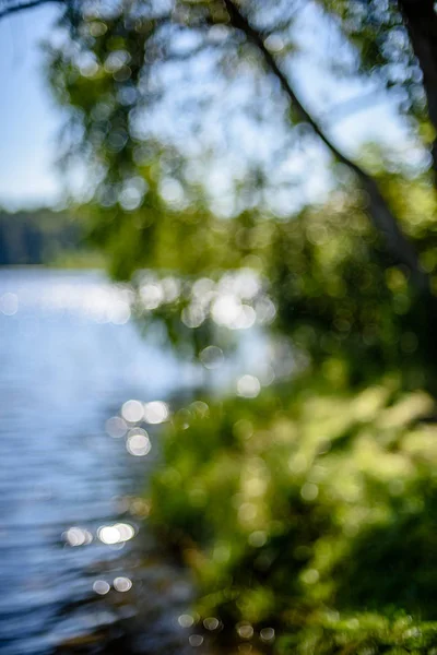 Göldeki bulutların yansıması