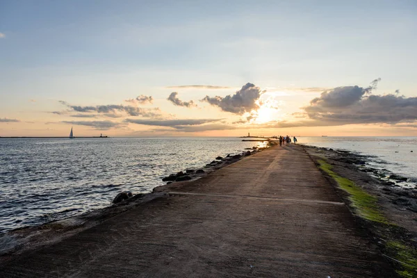 Sunset bulvarında dalgakıran deniz lightho ile zevk insanlar