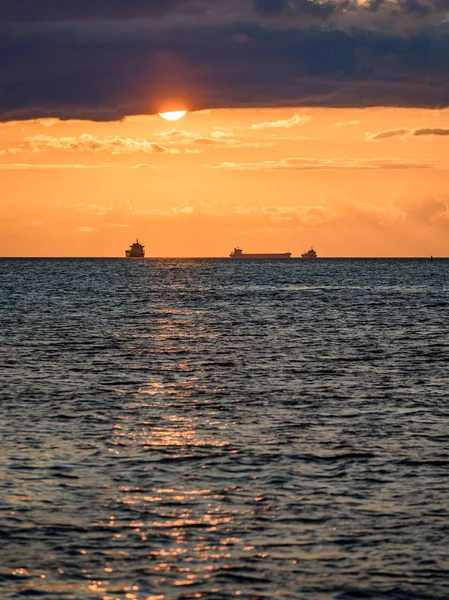 Sea ships on the horizon in sunset — Stock Photo, Image