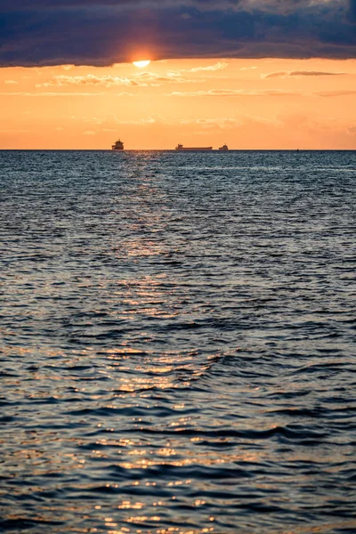Sea ships on the horizon in sunset — Stock Photo, Image