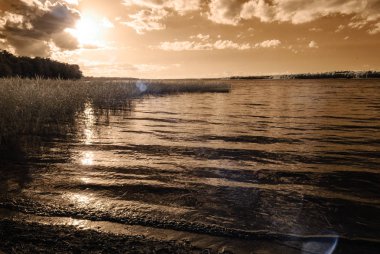 Göl yansımalar. kızılötesi görüntü