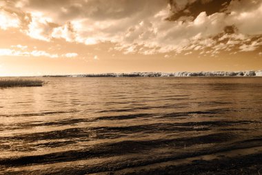 Göl yansımalar. kızılötesi görüntü