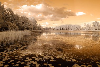 Göl yansımalar. kızılötesi görüntü