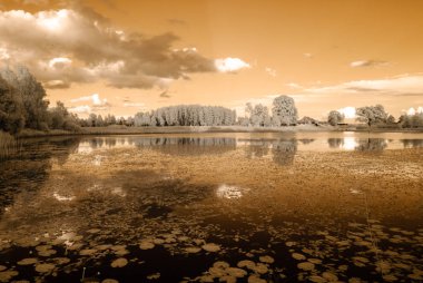 Göl yansımalar. kızılötesi görüntü