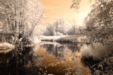 Göl yansımalar. kızılötesi görüntü