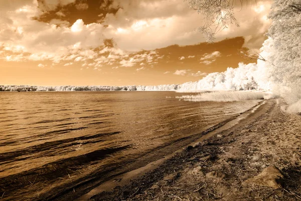 Göl yansımalar. kızılötesi görüntü