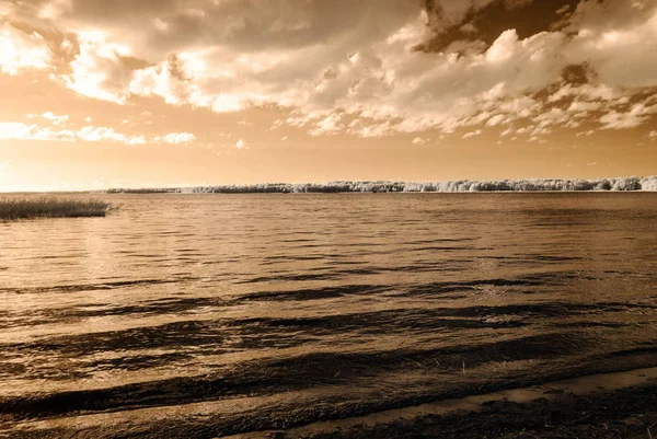 Göl yansımalar. kızılötesi görüntü