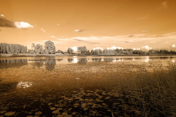 Göl yansımalar. kızılötesi görüntü