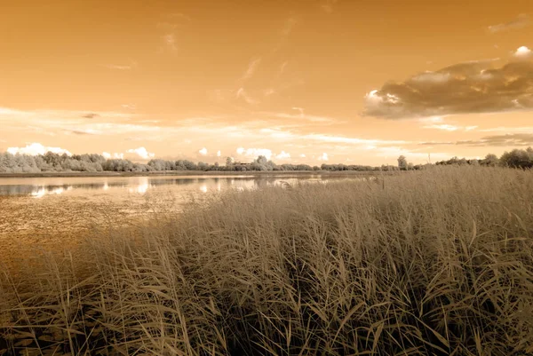 Göl yansımalar. kızılötesi görüntü